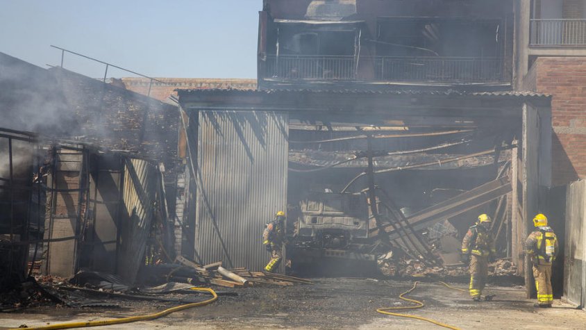 Imatge de com va quedar l'interior del taller afectat per l'incendi