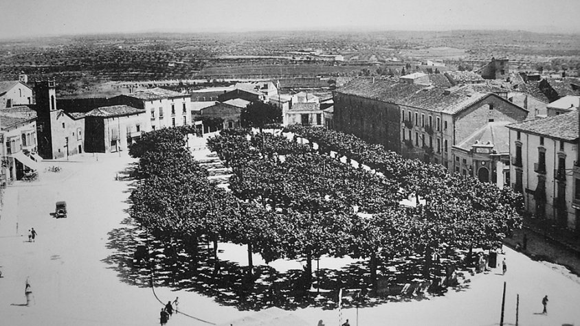 Al costat dret de la plaça del Carme s'observa el llarg edifici de l'antic quarter. L'edifici més baix, que fou el Banesto, també en formava part (1945)