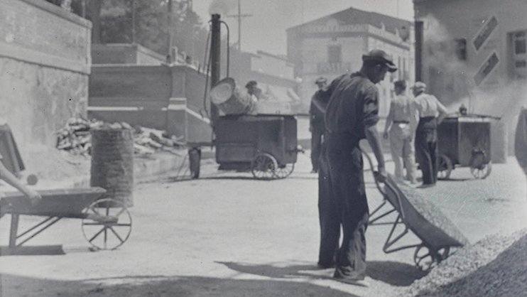 Agost de 1936. Obres de pavimentació del carrer Primer de Maig (Segle XX) davant de l'estació de tren. Al fons l'edifici de la Fonda del Nord