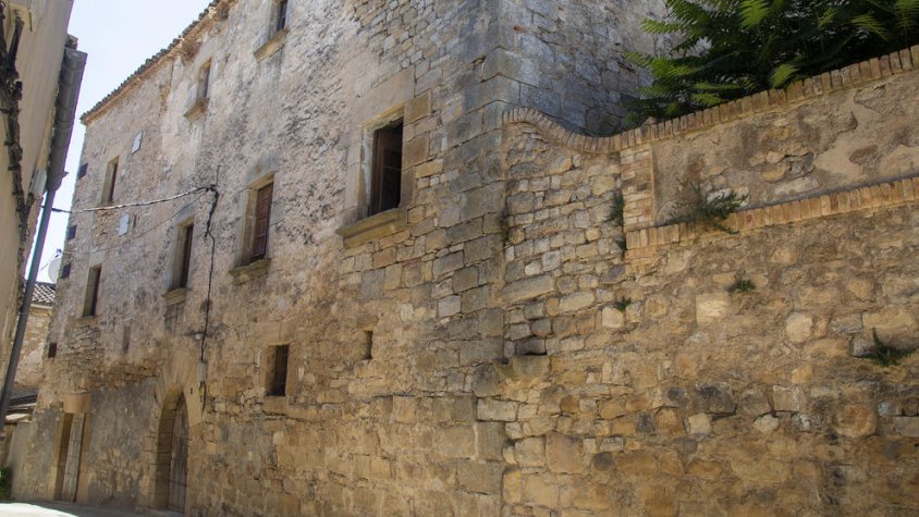 Vista de la façana de Cal Miró, al centre de Nalec