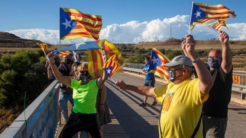 Alguns dels participants en aquesta iniciativa a l’A-2 al seu pas per Tàrrega