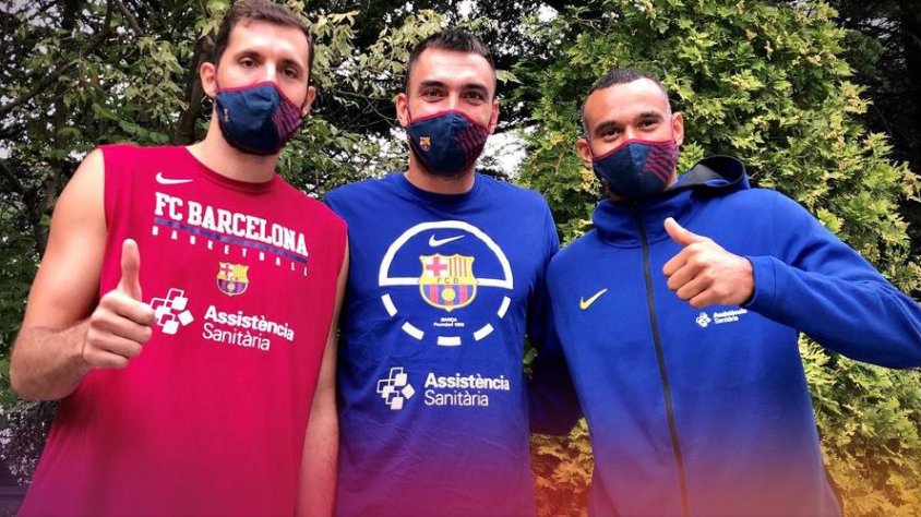 Oriola amb els altres dos capitans del Barça de bàsquet