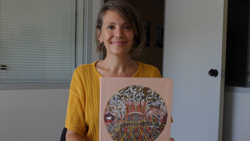 Natàlia Lloreta mostrant-nos el llibre, que acabava de veure per primer cop imprès
