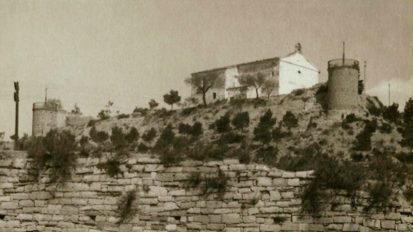 L'ermita de Sant Eloi a finals de la primera dècada del segle XX, una perspectiva captada des d'una d'aquelles parets de les antigues eres a la pujada al parc