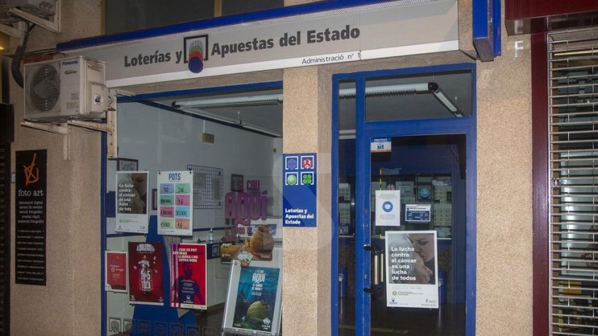 Imatge de l'administració de loteries afavorida de Tàrrega, ahir a la nit