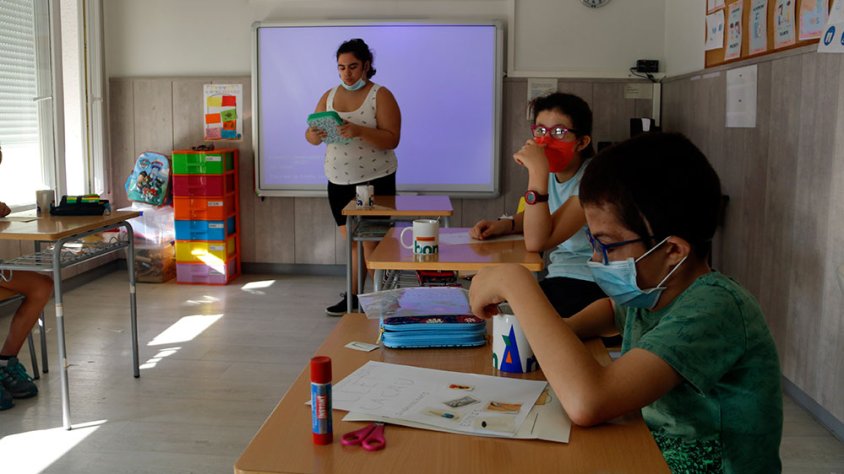 Diversos alumnes a l'escola especial Alba de Tàrrega, en una aula fent activitats aquest dmecres