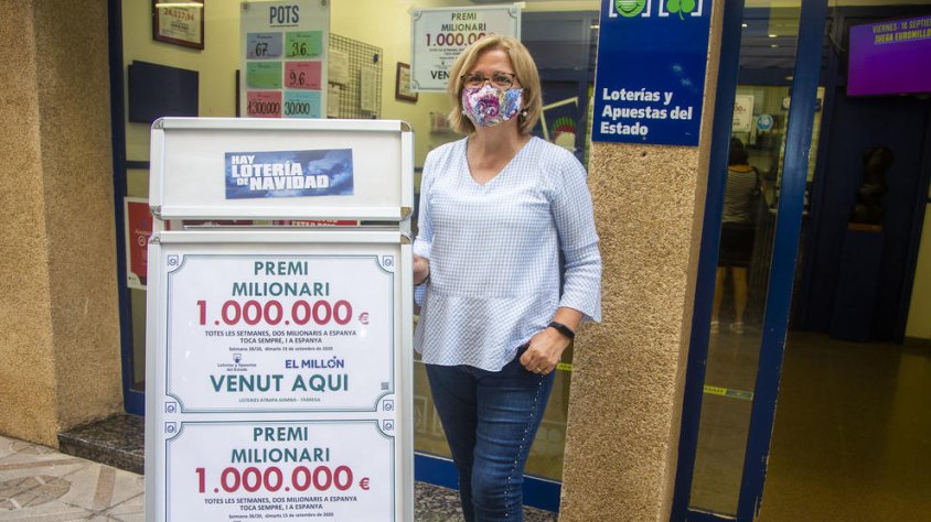 Moreno, al costat del cartell amb l’import del bitllet afortunat