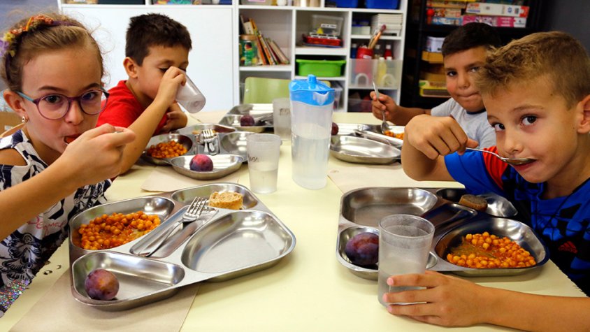 Alumnes de l'escola Valeri Serra de Bellpuig dinant al menjador escolar ahir dimecres