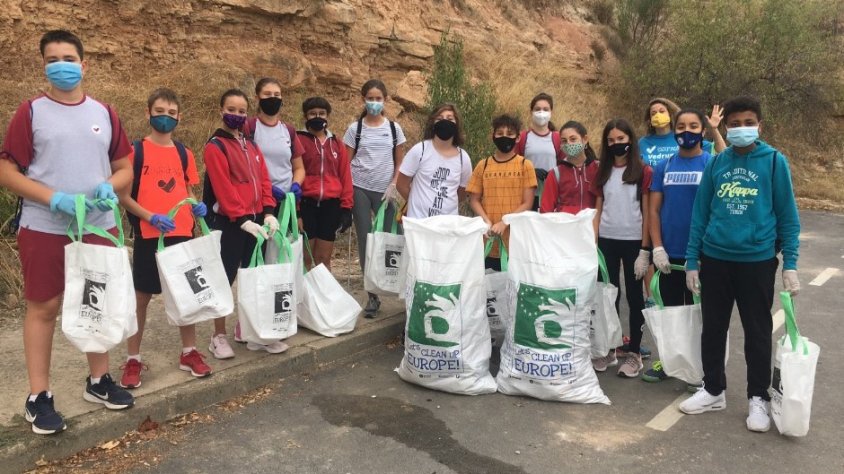 Alguns dels alumnes que han recollit brossa a la falda de Sant Eloi