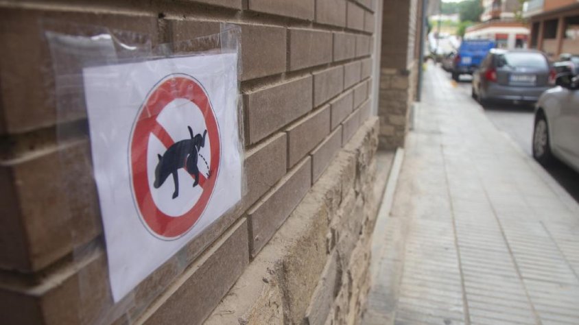 Un dels cartells, en un façana del carrer Bellpuig