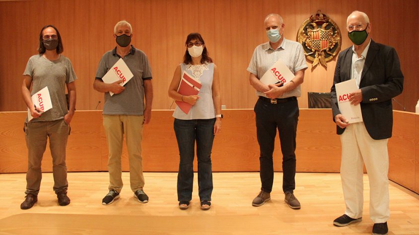 L’alcaldessa Alba Pijuan Vallverdú amb els tres fills de Josep Serra Teixidó i el director de l’Arxiu Comarcal de l’Urgell, Carles Quevedo