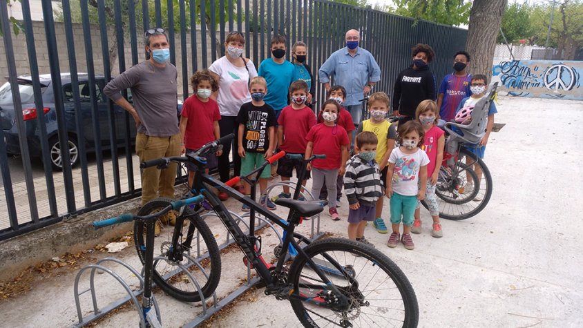 Presentació ahir de la nova àrea d'aparcabicis que hi ha a l'escola Àngel Guimerà