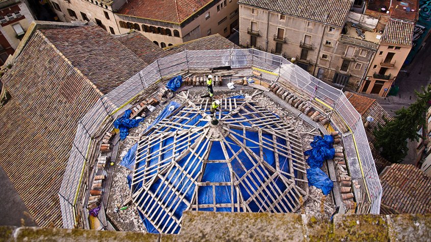 Vista aèria de la coberta del cimbori de la Parroquial amb el tendal blau