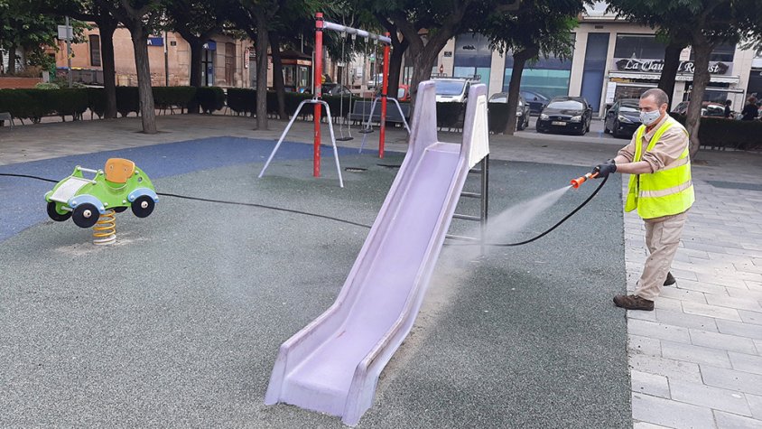 Treballs de desinfecció del parc infantil de la plaça del pare Carles Perelló