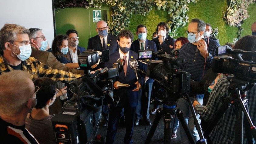 El conseller de Territori i Sostenibilitat, Damià Calvet, envoltat de mitjans en la presentació de la proposta del nou sistema de Rodalies de Lleida, a la Llotja