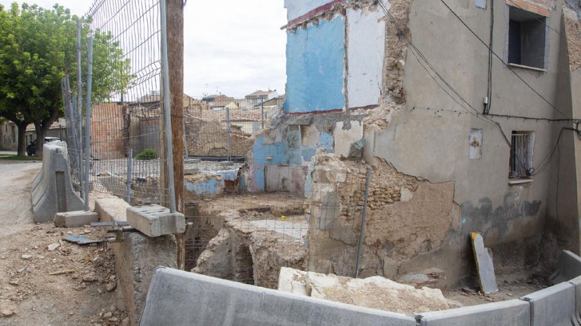 Ubicat a la zona del castell després de demolir dos cases velles