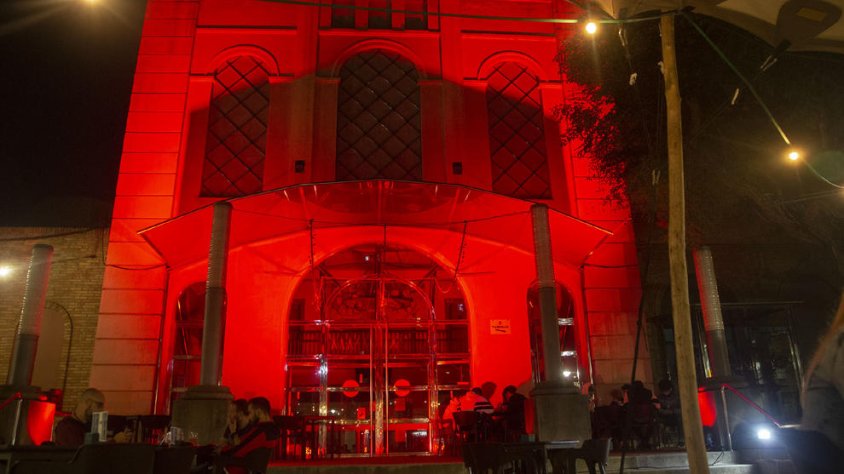 La façana del Teatre Ateneu de vermell