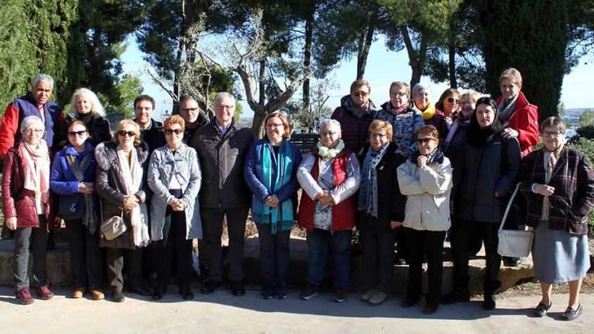Foto de grup de membres de l'entitat amb l'alcaldessa i l'olivera al fons