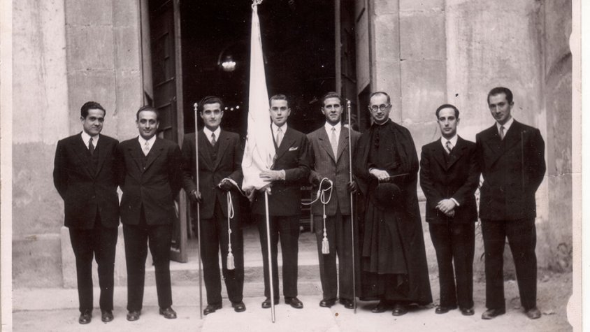 Processó de la Mercè del 1945. D'esquerra a dreta: Josep Argilés, Jaume Garriga, Joan Pons, Josep M. Salla (pendonista), Josep Cabestany, pare Lluís Martínez, Josep Casanelles, Francesc Segarra