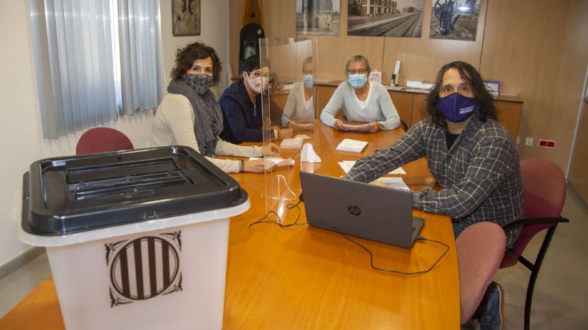 L’ajuntament va obrir ahir, 12-O, i va fer el recompte de vots