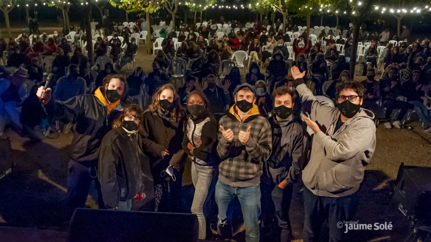 Els monologuistes que van participar a 'La tarda dels monòlegs' amb el públic al fons