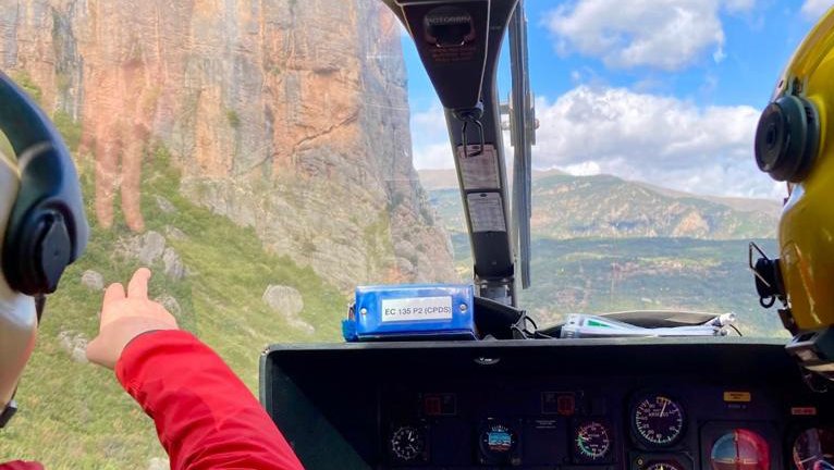 L'helicòpter a l'aproximar-se a la zona de Collegats per rescatar una escaladora ferida