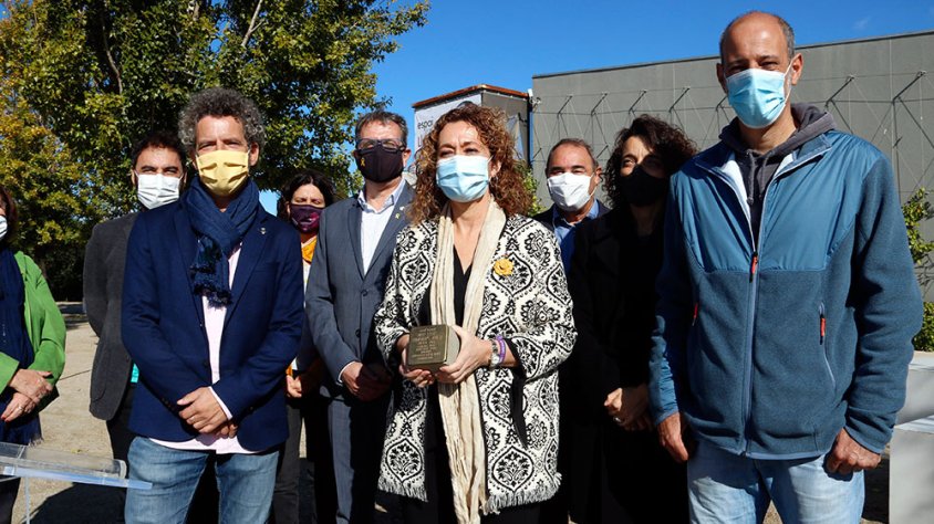 La consellera de Justícia, Ester Capella, amb la pedra Stolperstein que s'instal·larà amb motiu del 80è aniversari de l'afusellament de l'expresident Companys, acompanyada d'autoritats, aquest dimecres a Tornabous