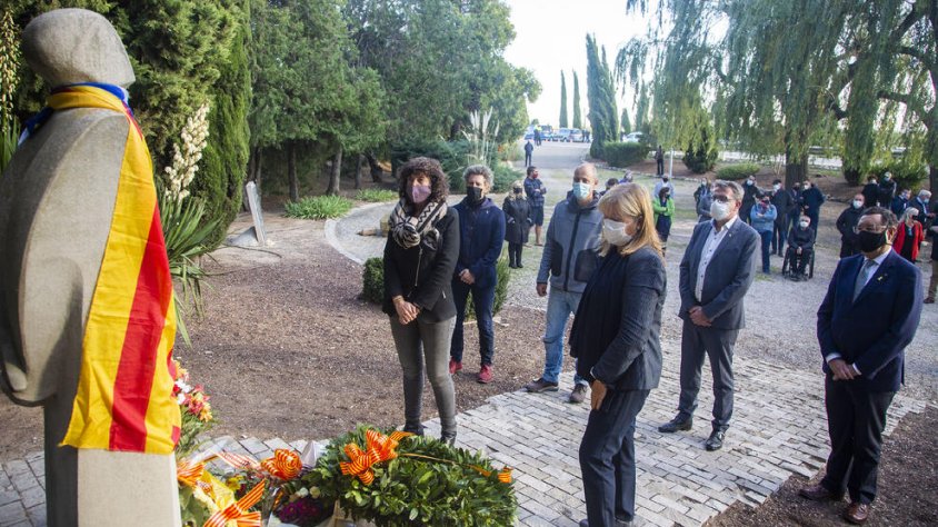 Moment de l’ofrena floral ahir a la tarda al monument dedicat a Companys al Tarròs