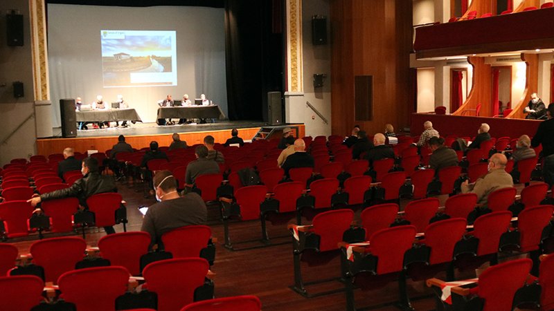 El Teatre L'Amistat de Mollerussa moments abans de començar l'assemblea de regants dels Canals d'Urgell