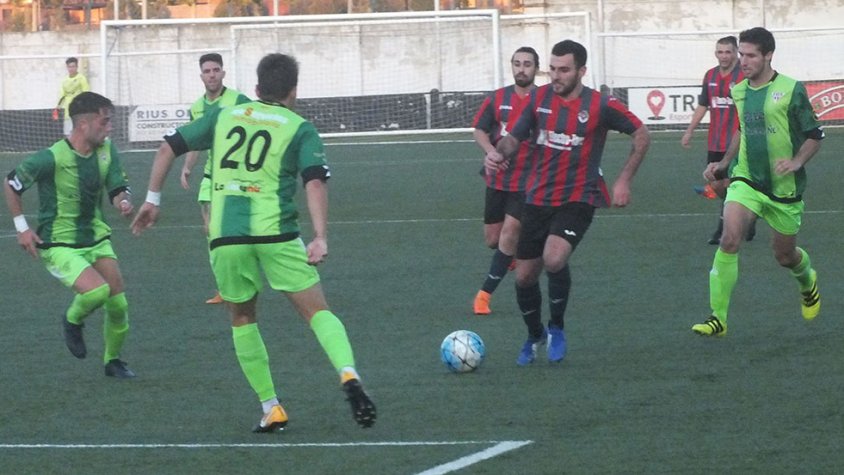 Un moment del partit a casa contra el Viladecans