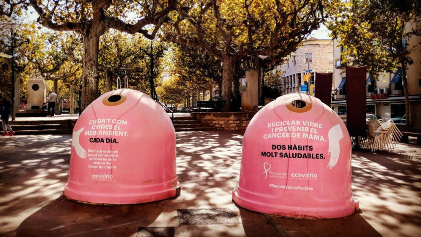 Els dos contenidors de vidre rosa que s'han instal·lat al Pati