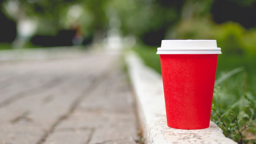 Un got de cafè per endur en una vorera