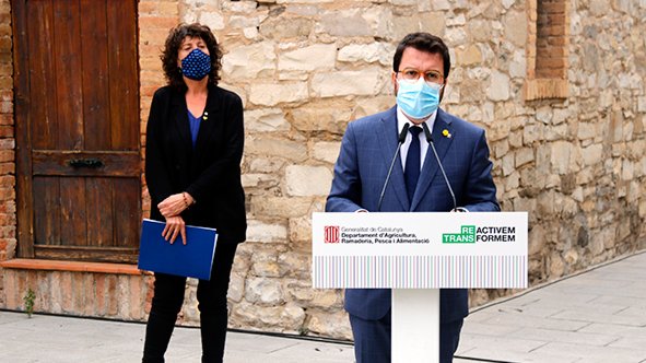 El vicepresident amb funcions de president, Pere Aragonès, i la consellera d'Agricultura, Teresa Jordà, durant l'atenció als mitjans de comunicació a l'exterior de la Casa Canal de Mollerussa