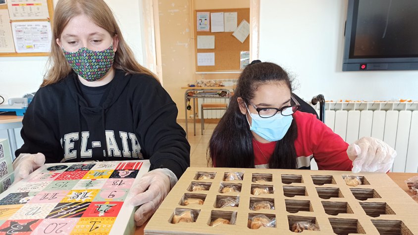 Alumnes de l'escola Alba embossant arrugants per als calendaris