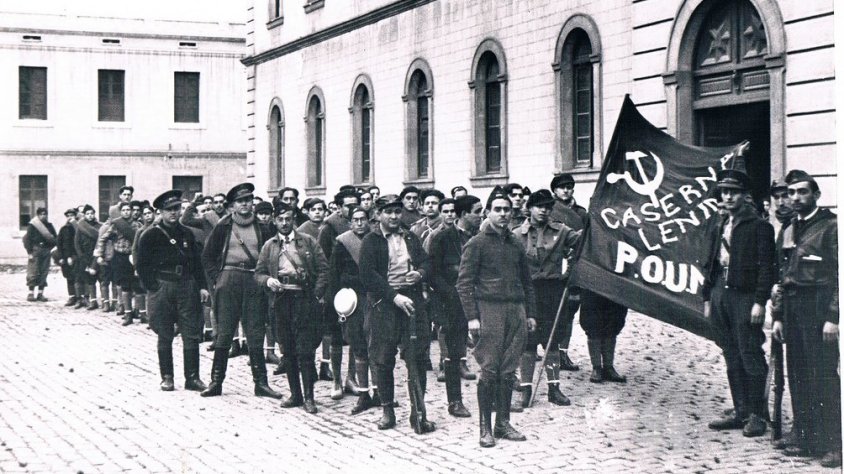 Imatge on es veu George Orwell (al darrera) amb milicians del POUM davant la caserna Lenin de Barcelona