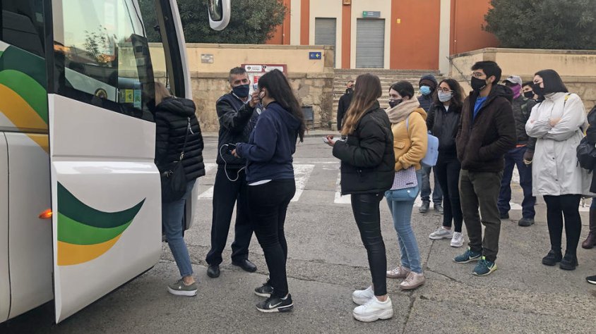 Alguns passatgers pujant al bus que va habilitar Renfe a Tàrrega