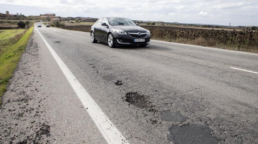Forats a la calçada de la carretera L-310 entre Tàrrega i Guissona, un tram reparat fa un any