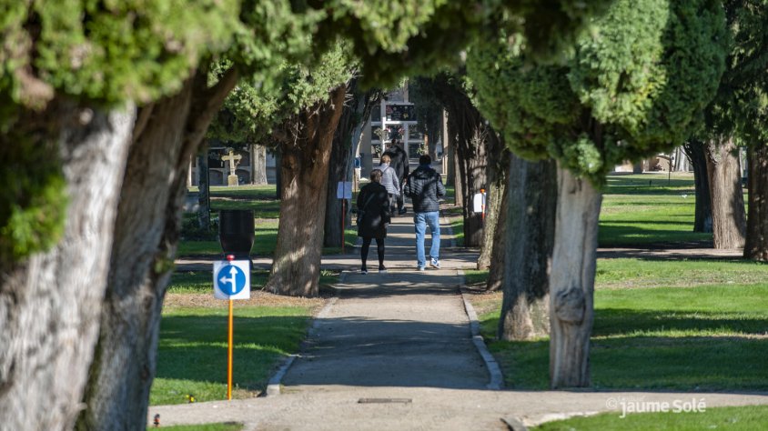 Senyals que indicaven els itineraris marcats al cementiri de Tàrrega