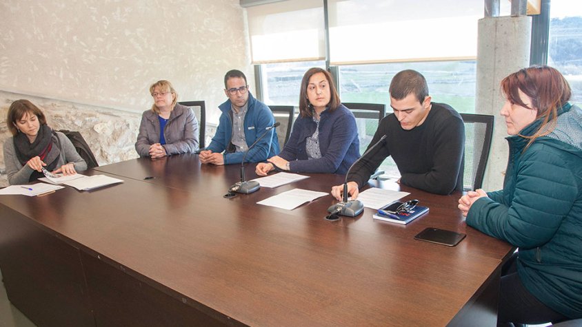 Imatge de la junta de veïns de l'EMD en la qual es va aprovar deixar Rodríguez sense sou