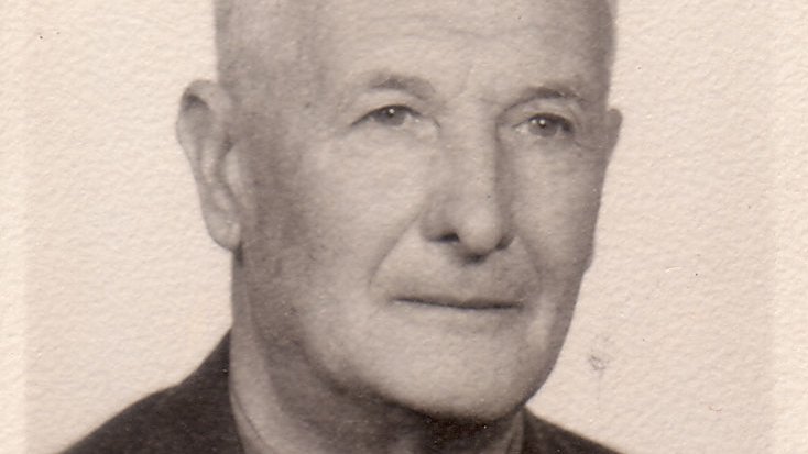 Pere Solé en una antiga camioneta dels anys vint envoltat de xofers veterans