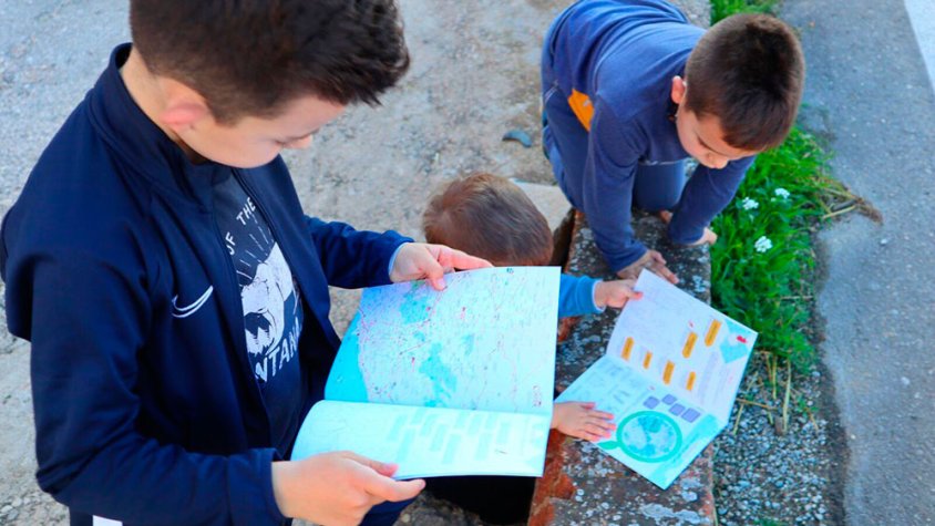 Infants amb el quadern a les mans