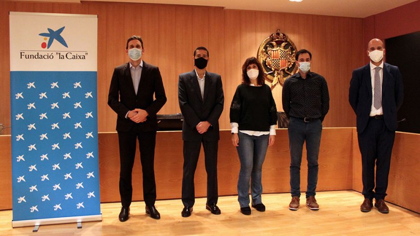 L’alcaldessa de Tàrrega i presidenta de la Fundació Residència de la Gent Gran Sant Antoni, Alba Pijuan Vallverdú; amb Josep Lardiez, director tècnic de la residència; Víctor Martínez Alsinet, director de Banca d’Institucions Lleida de CaixaBank; Ramon Mi