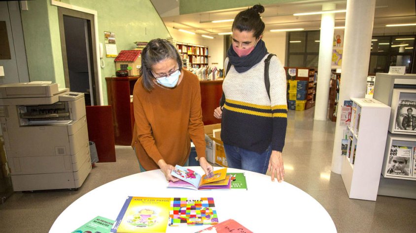 La biblioteca Isidor Cònsul de Bellpuig ofereix préstecs sorpresa de llibres amb perspectiva de gènere