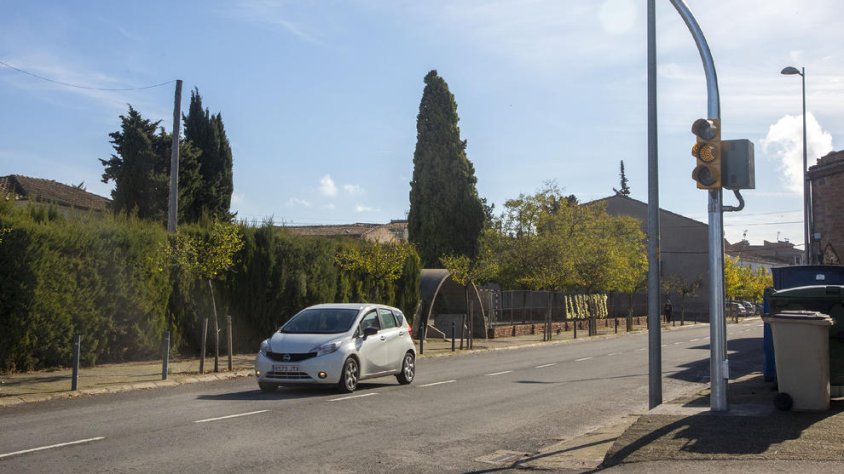 Imatge del semàfor instal·lat davant de l’escola