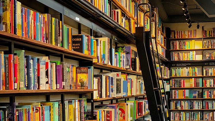 Llibres en una llibreria