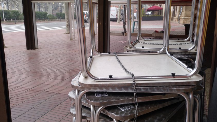 Les taules d'una terrassa ahir dijous apilades