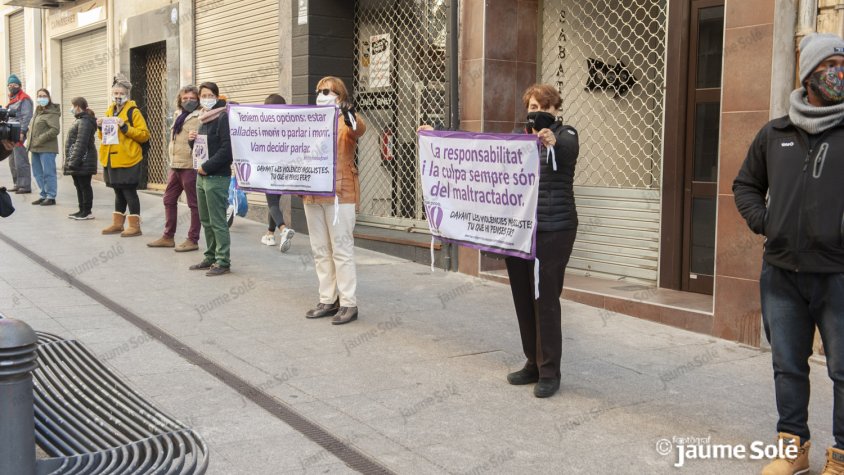 La cadena humana va unir la plaça Major i la plaça del Carme