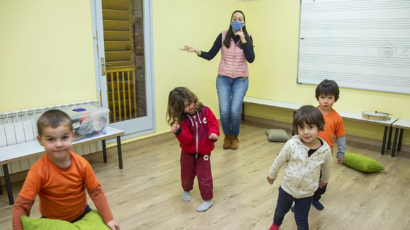 Quatre alumnes ahir en una de les classes de l’Escola Municipal de Música de Tàrrega