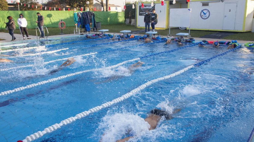 Nedadors del CN Tàrrega entrenant ahir a Verdú