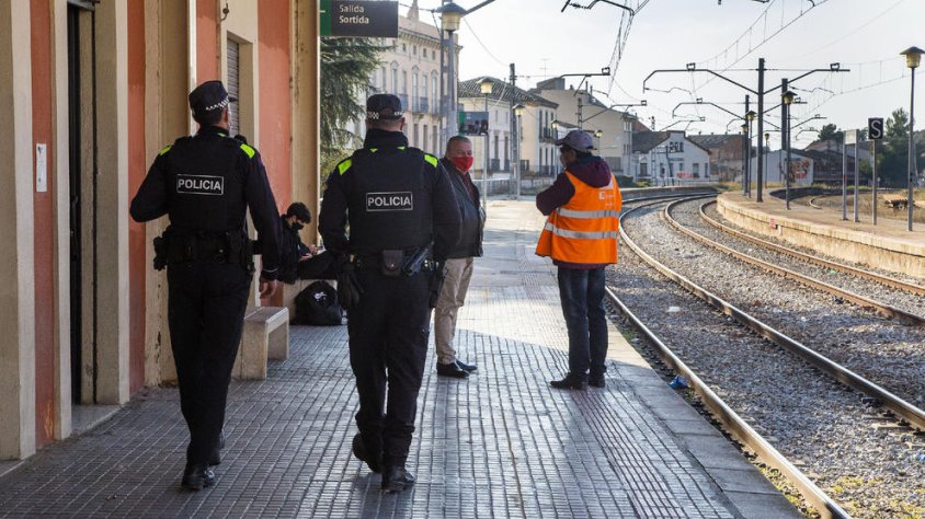 La Policia Local de Tàrrega, ahir a l’estació de trens